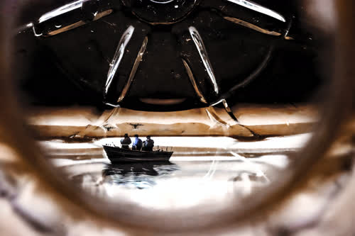 矿泉水瓶中的快艇