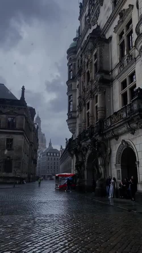 有人雨中赏雨，有人陷入雨天的氛围里