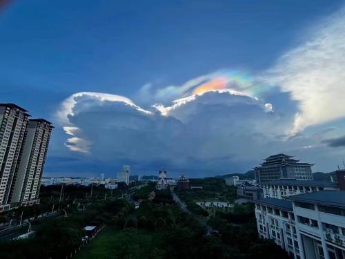 蓝天白云和彩虹