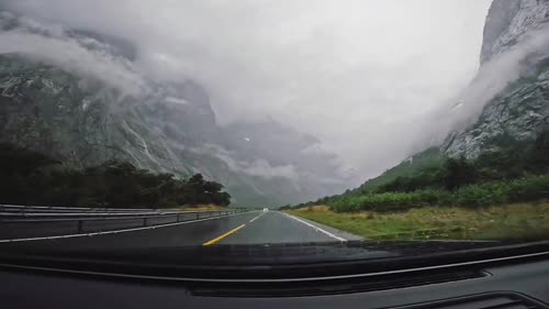 旅途中大山中烟雾缭绕的美景