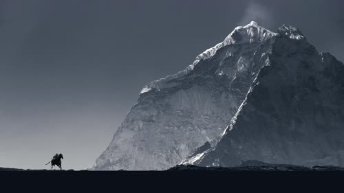 有客孑然，仗剑负笈，践霜砾而向峰。