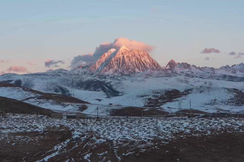 雅拉神山日照金山