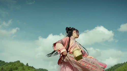 古风灵动汉服美女陇南田野玩耍舞蹈追逐