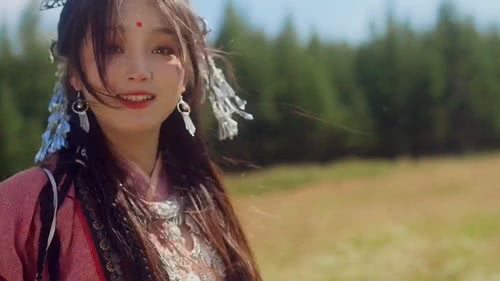 古风美女陇南田野玩耍