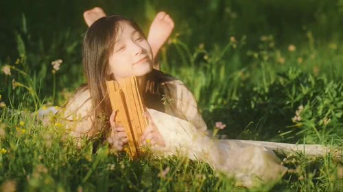 古风汉服美女田野玩耍嬉戏