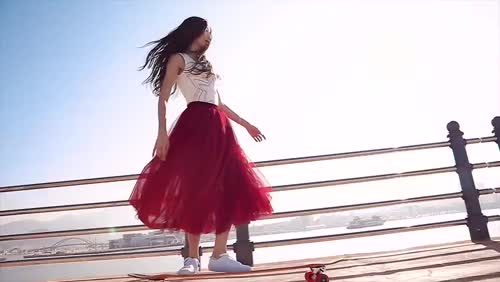 长板女孩 The Red- in the hosttest summer