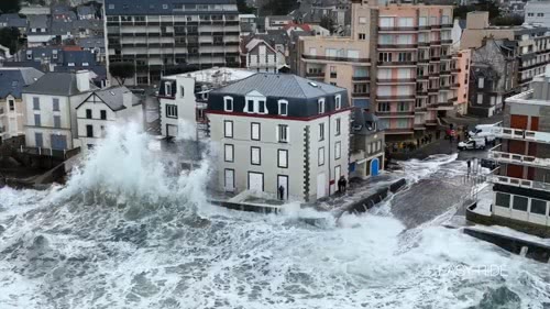 法国圣马洛潮汐，大浪冲刷海边豪宅的景象