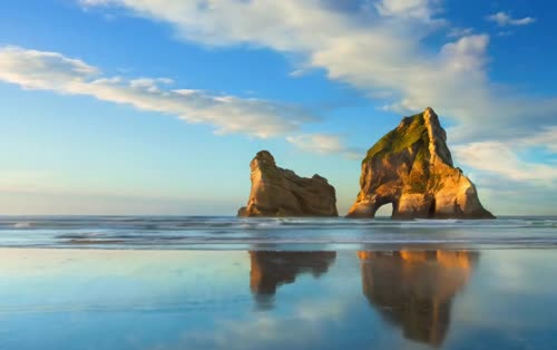 宁静的海滩上少了位美女